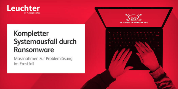 Frauenhand an einem Laptop
