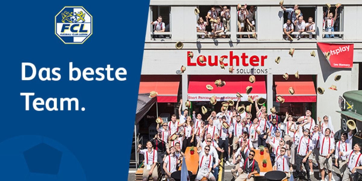 Leuchter Solutions Team feiert vor Firmengebäude – Gruppenfoto mit Strohhüten