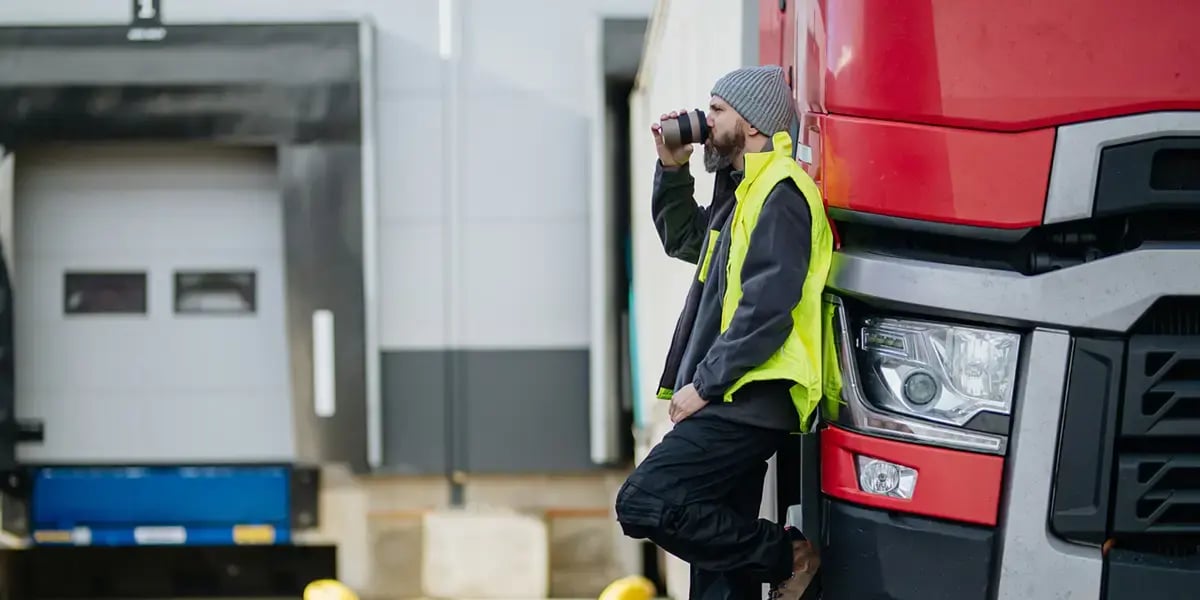 Fahrer wartet an LKW auf fehlenden Lieferschein