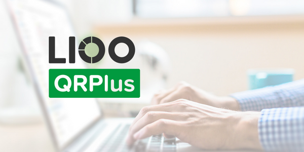 LIOO QRPlus Software – Person tippt am Laptop