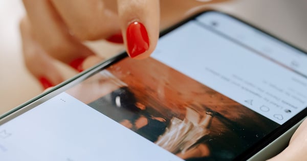 Frau klickt etwas auf Instagram an