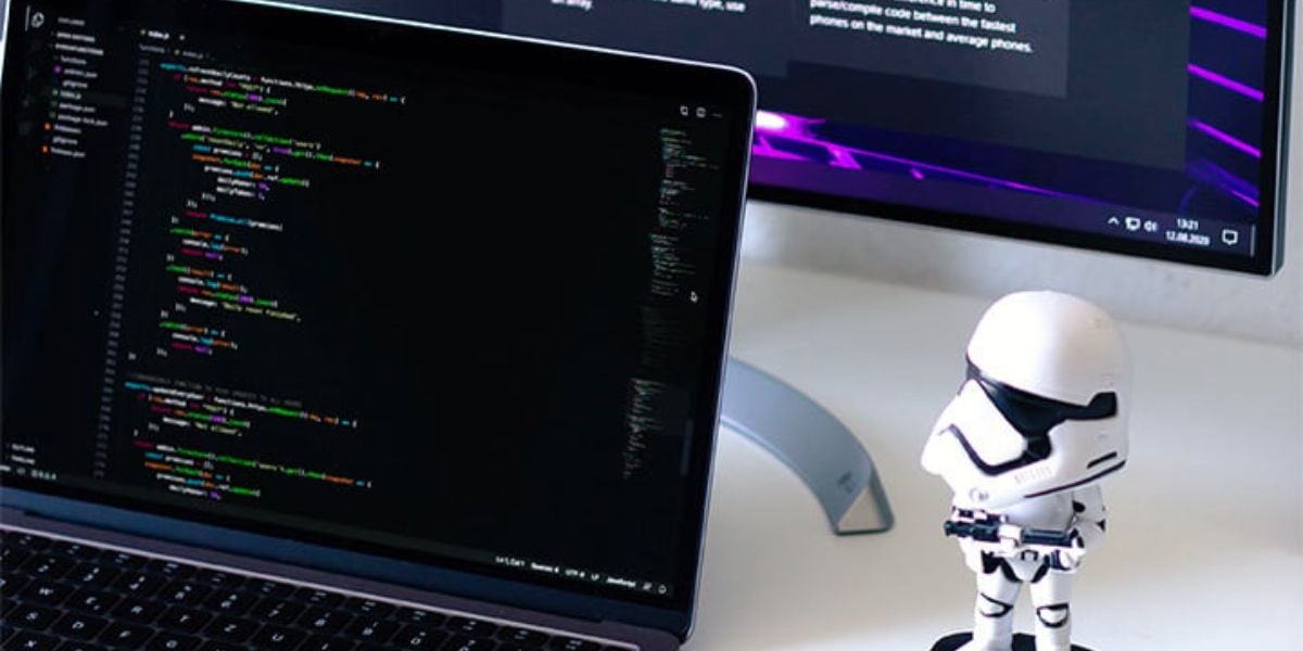 Webentwicklung mit Laptop und Stormtrooper-Figur im Homeoffice in der Schweiz
