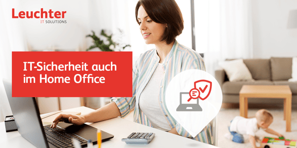 eine Frau im Home Office mit einem Baby am spielen im Hintergrund