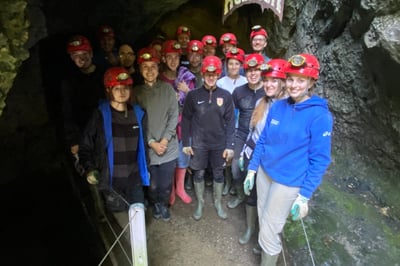 Gruppenfoto vor dem Hölloch