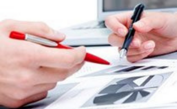 Zwei Hände die je einen Stift halten und auf ein Blatt zeigen.