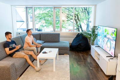 Gaming Pause mit zwei Leuchter Mitarbeiter auf dem Sofa