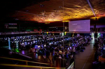 Lock and Load - Einsicht in die Halle aller Teilnehmenden an ihren PCs