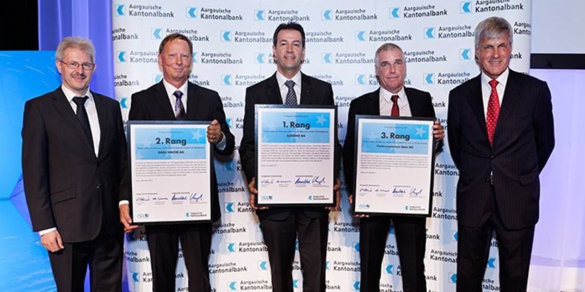 Aargauische Kantonalbank Preisverleihung – Sieger mit Urkunden für Rang 1 bis 3 bei Unternehmenswettbewerb