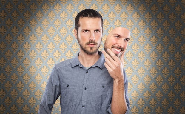 Symbolbild für Background Check mit Mann, der lächelnde Maske abnimmt und wahres Gesicht zeigt – Fokus auf Identitätsprüfung, Täuschungserkennung und Personalsicherheit in der Schweiz.