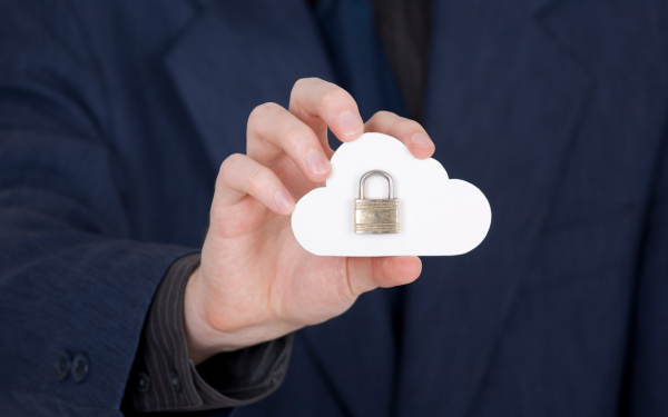Eine Männerhand hält eine Wolke mit einem Vorhängeschloss, symbolisiert Sicherheit in der Cloud-Technologie