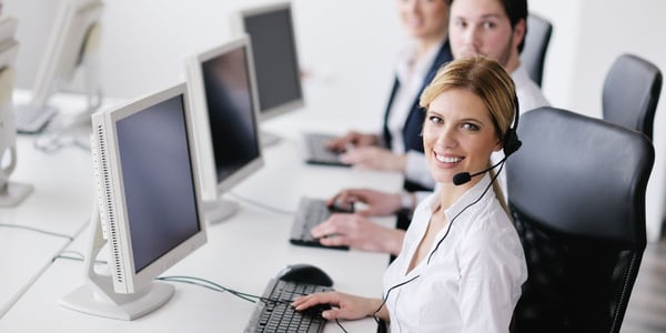 Frau beim Arbeiten im Büro