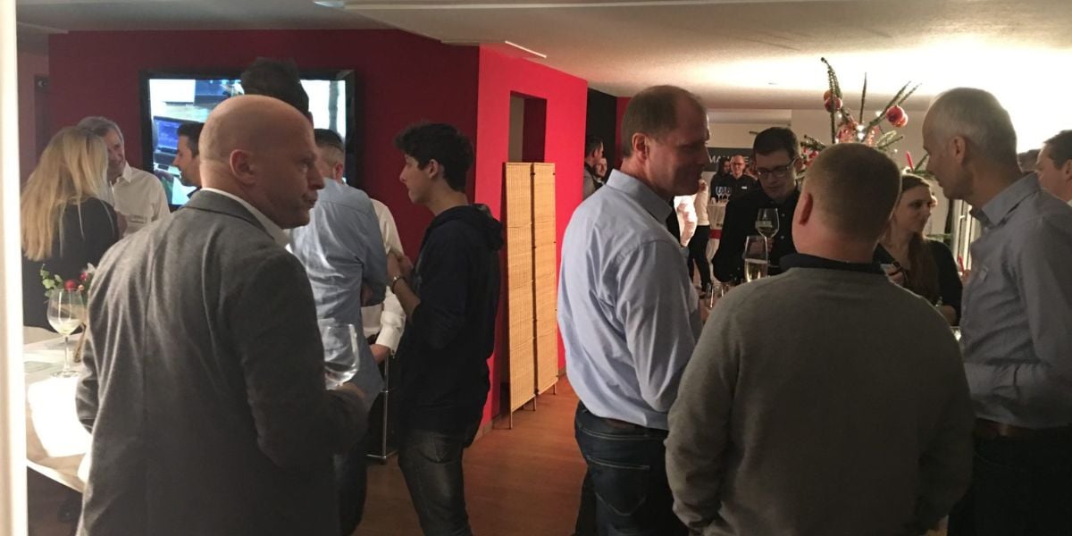Business Apéro Schweiz – informelles Networking-Event mit Personen im Gespräch bei Wein und Stehlunch