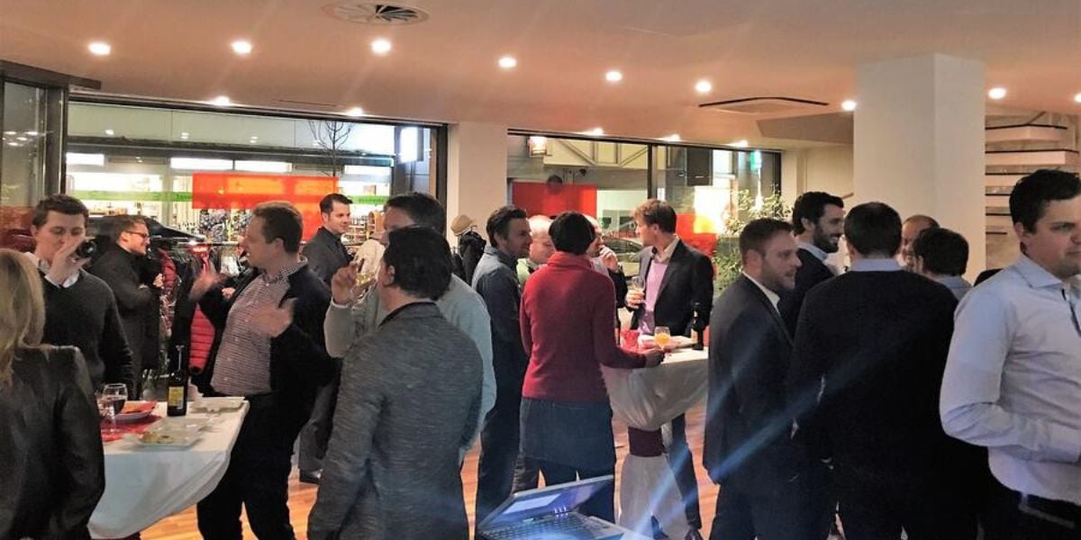 Junge Wirtschaftskammer mit Apéro und lockeren Gesprächen in modernem Veranstaltungsraum