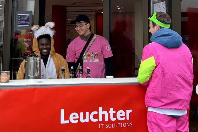Leuchter Mitarbeiter verkleidet an der Fasnachts-Bar