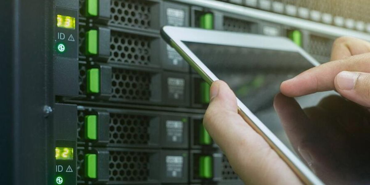 Serverwartung mit Tablet im Rechenzentrum – IT-Administrator überwacht moderne Hardwarekomponenten