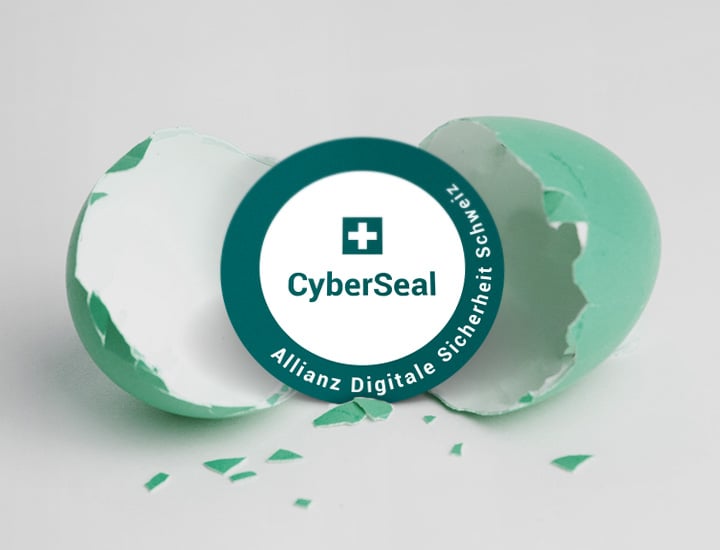 CyberSeal Schweiz – Logo der Allianz Digitale Sicherheit Schweiz vor aufgebrochenem grünen Ei als Symbol für IT-Schutz