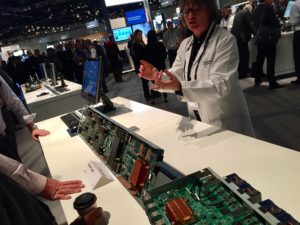 Ein lauffähiger Prototyp von "The Machine" mit der Entwicklungschefin an der HP Discover in London