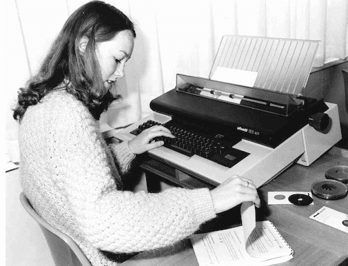 Studentin arbeitet an einer Olivetti TES 401
