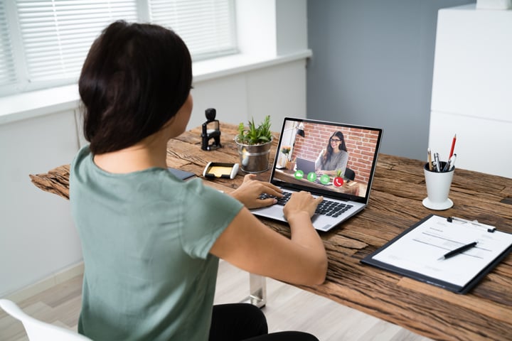 Frau bei Online Telefonkonferenz