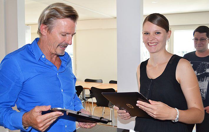 Gewinnerin vom Leuchter Tippspiel zur WM 2014 nimmt HP Spectre 13x2Pro PC entgegen
