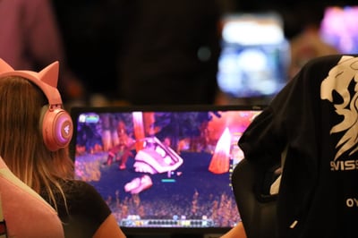 Eine Person die am Computer ein Videogame spielt.