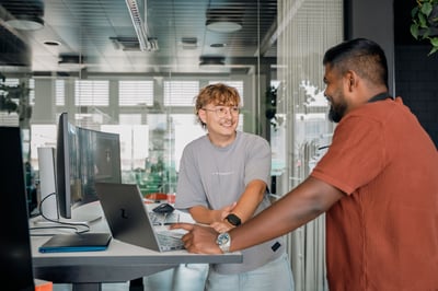 Zwei IT-Mitarbeitende System Engineer am Laptop.