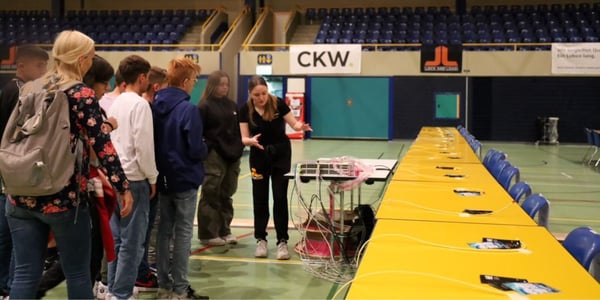 Führung einer Schulklasse - zeigen eines Teils eines Netzwerks, bzw. Netzwerk-Komponenten