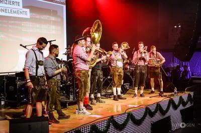 Oktoberfest 2018 in Ebikon in der Festhalle und eine Gugge ist am spielen.