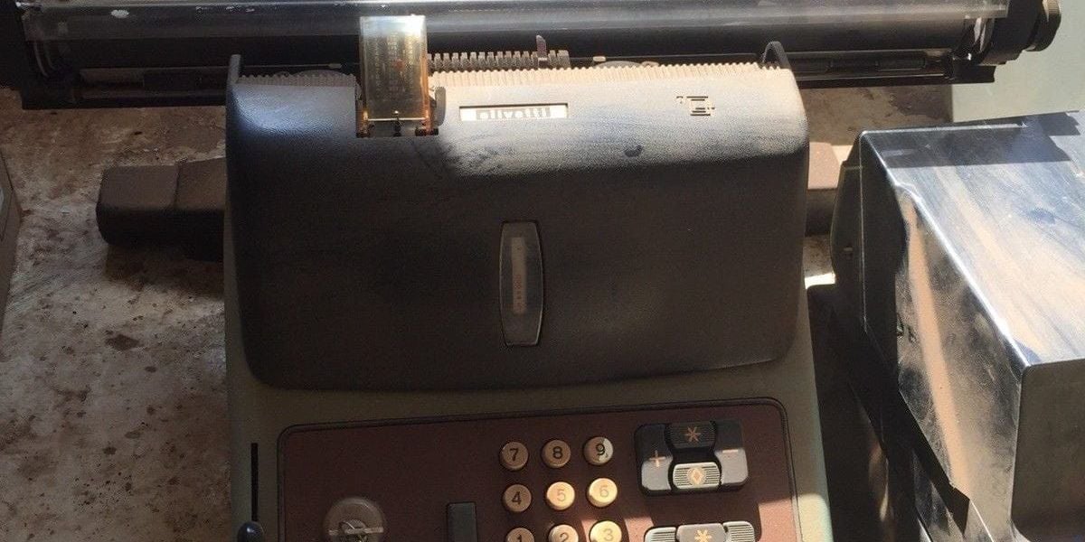 Olivetti Rechenmaschine vintage – historische Büromaschine mit Zahlenfeld und Papierrolle