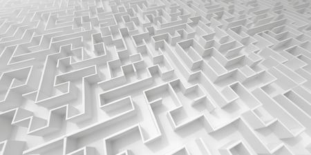 3D-Darstellung eines komplexen Labyrinths in Weiß, symbolisch für Herausforderungen und Problemlösung, für den Schweizer Markt optimiert.