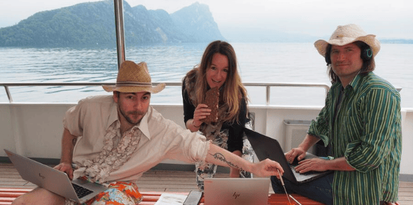 Sabine und ihr Leuchter Marketing Team