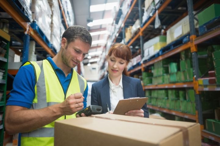 Logistikmitarbeiter im Lager mit Sage 100 Warenwirtschaftssystem, Inventur und Paketverfolgung effizient gestalten.