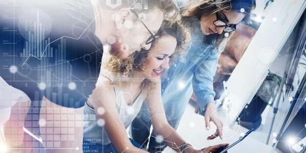 Digitales Teamwork in einem innovativen Start-up mit Datenanalyse und moderner Technologie
