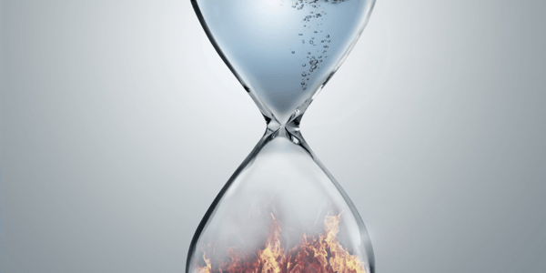 Sanduhr mit Feuer & Wasser gefüllt