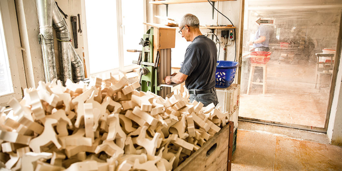 «Dä mit de Chüeh» – Alpentainer Trauffer & Holzspielwarenfabrik Trauffer arbeiten mit Sage100 von Leuchter