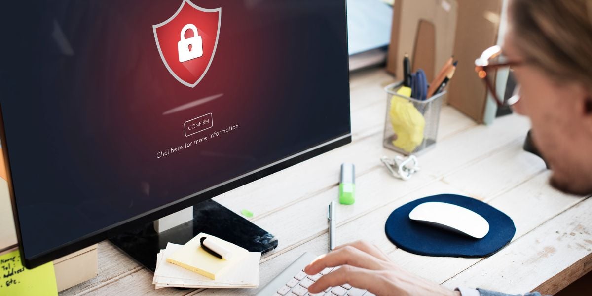 IT-Sicherheitswarnung am Arbeitsplatz – rotes Schloss-Symbol auf Computerbildschirm warnt vor Cyberbedrohung