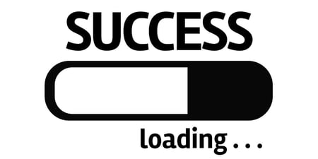 Grafik mit dem Wort 'SUCCESS' über einem Fortschrittsbalken und dem Text 'loading...', symbolisiert den Prozess und die Erwartung auf Erfolg, angepasst für den schweizerischen Kontext.