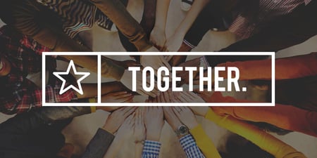 Diverse Gruppe von Menschen, die ihre Hände in der Mitte zusammenlegen, symbolisch für Teamarbeit und Einheit, mit dem Wort 'TOGETHER.' prominent in der Mitte des Bildes für den Schweizer Kontext.