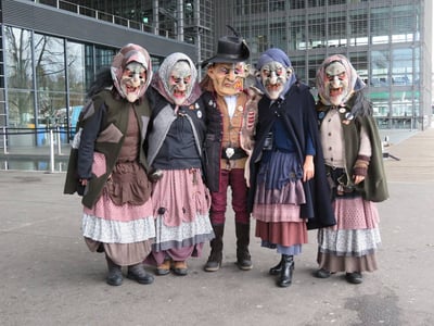 Fünf Näbelhüüler verkleidet an der Fasnacht