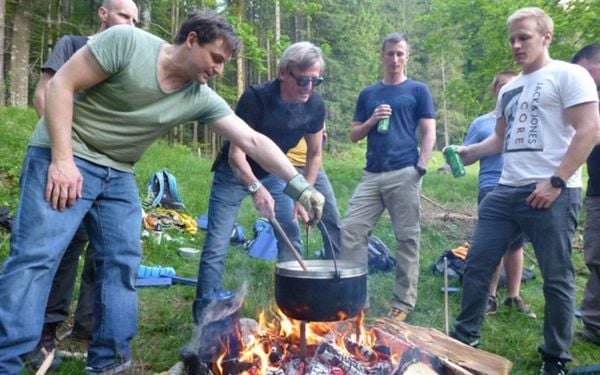 Leuchter Mitarbeiter die über dem Feuer kochen.