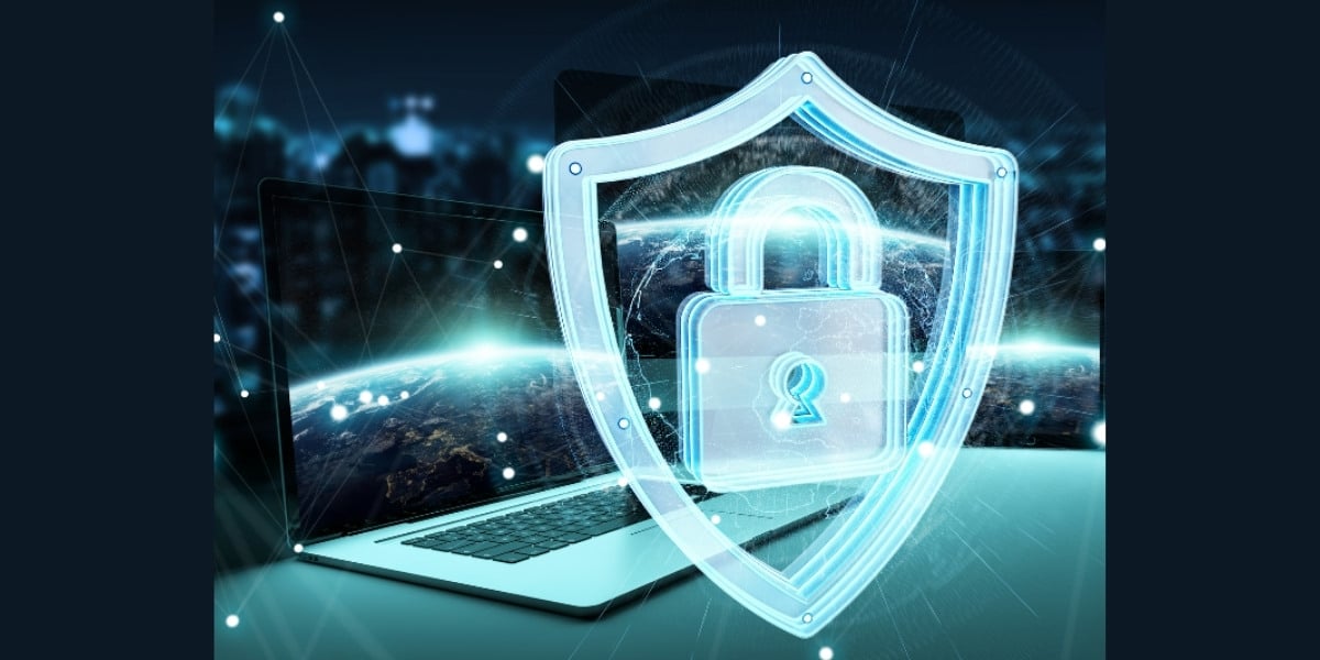 Cybersecurity Schutzschild – Visualisierung von IT-Sicherheit mit Laptop und digitalem Schloss