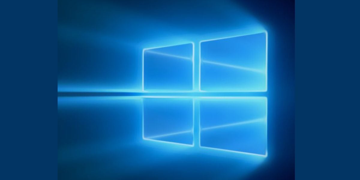 Windows 10 Hintergrundbild – leuchtendes Windows-Logo mit Spiegelung auf blauem Lichtverlauf