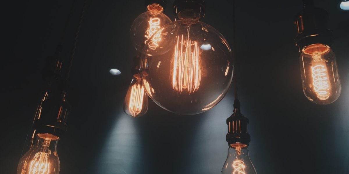 Vintage Edison-Glühbirnen mit sichtbarem Glühfaden als stimmungsvolle Hängelampen in dunklem Raum
