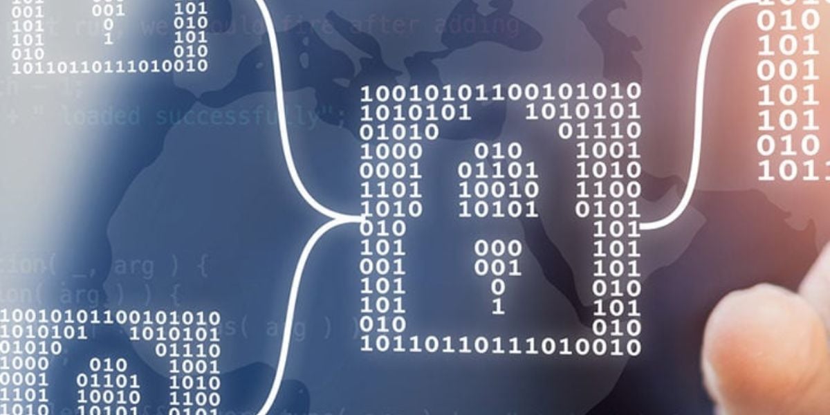 Blockchain-Technologie Visualisierung – Binärcode in Kettenstruktur mit digitalem Schloss und Weltkarte im Hintergrund