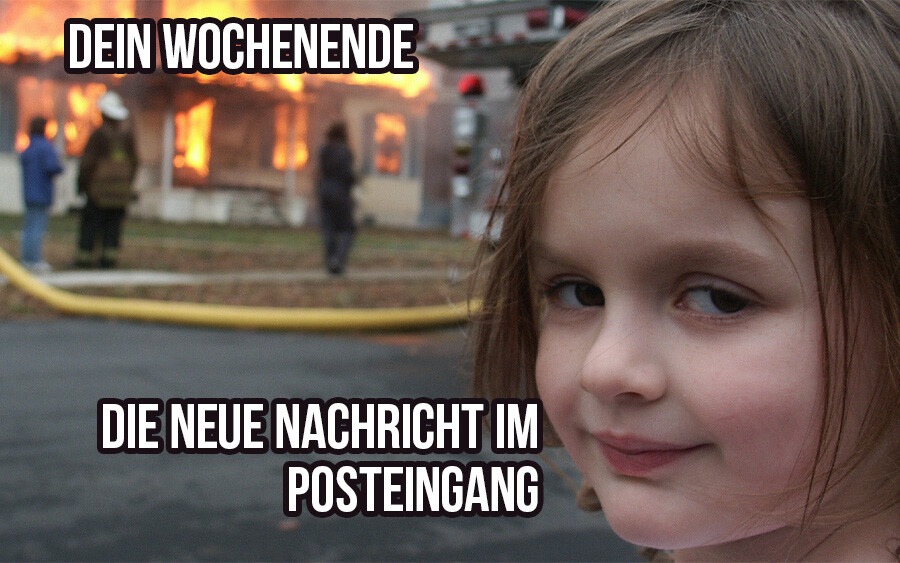 Meme lächelndes Kind vor brennendem Haus