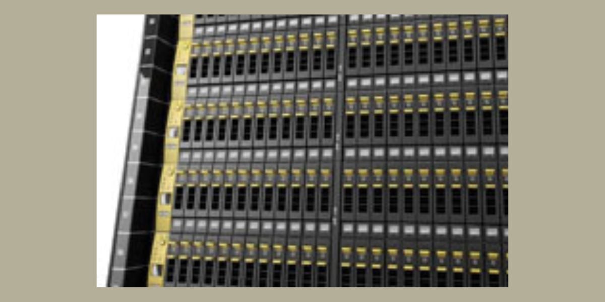 Enterprise Storage System – Nahaufnahme eines voll bestückten Serverracks mit Festplatteneinschüben und gelben Markierungen