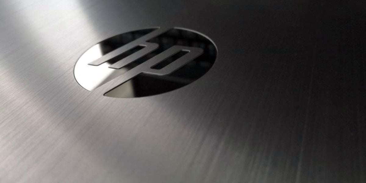 HP Laptop Deckel aus gebürstetem Aluminium mit glänzendem HP-Logo in Nahaufnahme