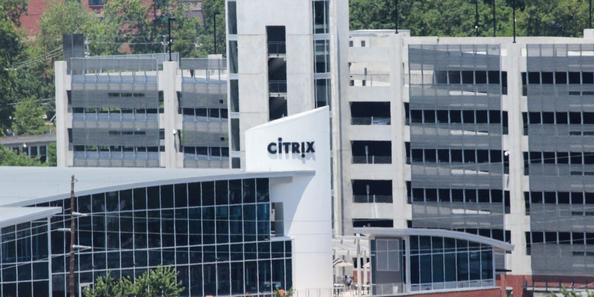 Citrix Firmengebäude mit moderner Glasfassade – Unternehmenszentrale vor Parkhauskulisse