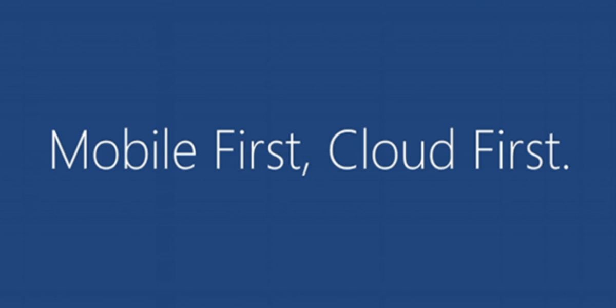 Mobile First, Cloud First – Microsoft Motto auf blauem Hintergrund für moderne IT-Strategien und digitale Transformation