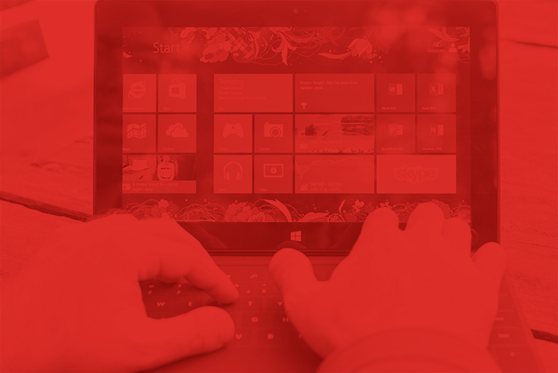Arbeiten PC an Windows-Applikation - Bild überlegt in roter Farbe